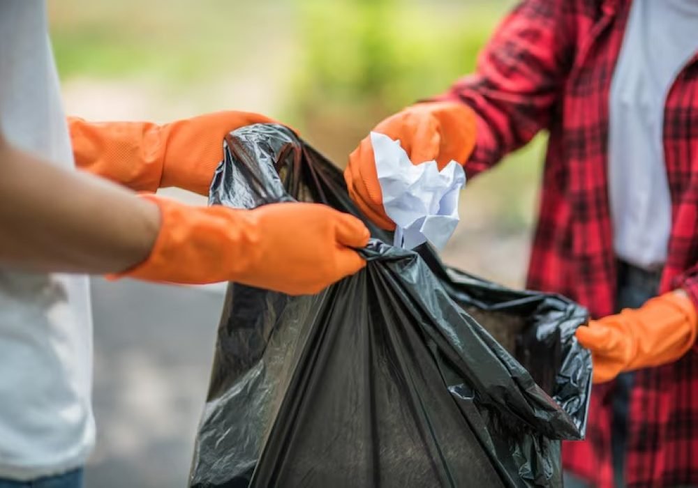 imgi_36_men-women-help-each-other-collect-garbage_1150-23932